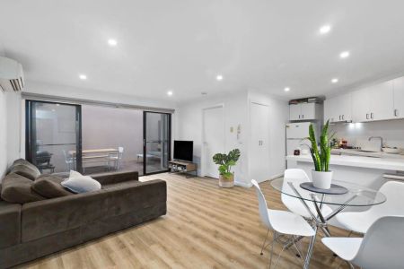 Stylish Two Bedroom Apartment with Large Outdoor Area in Prime Richmond Location - Photo 2