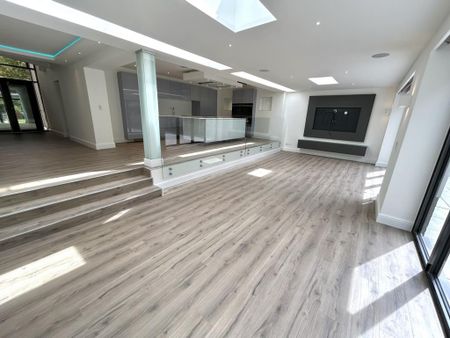 4 bedroom detached house to rent - Photo 3