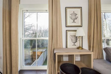 4 bedroom end of terrace house to rent - Photo 2