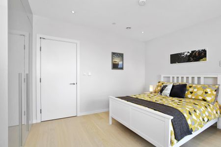 Glasshouse Gardens London E20 - Photo 3