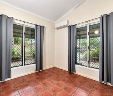 SPACIOUS 4-BEDROOM HOME WITH POOL IN BAKEWELL - Photo 6