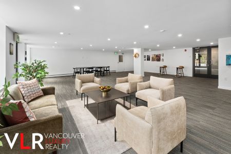 Condo in Surrey, BC - Photo 4