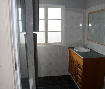 High-Set Home Close To Town - Photo 3