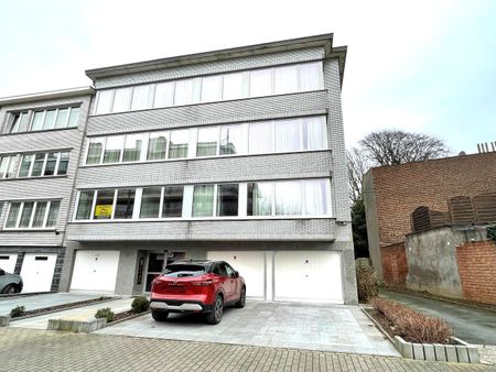 Appartement gelegen op de eerste verdieping in de directe nabijheid van het centrum van Strombeek. - Photo 3