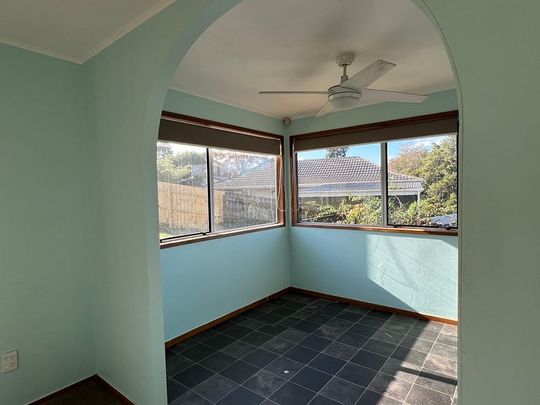 Sunny & Spacious 3-Bedroom house + double garage - Photo 1