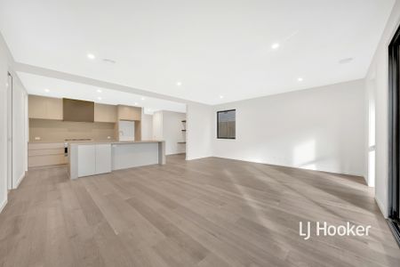 Stunning Luxury and Modern 5-Bedroom House for Lease! - Photo 2