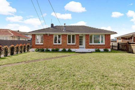 Charming 3BR Home in Papakura! - Photo 4