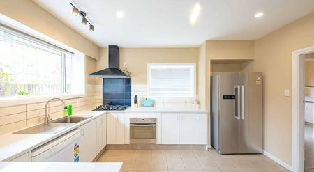 Spacious home in well sought after location. - Photo 5