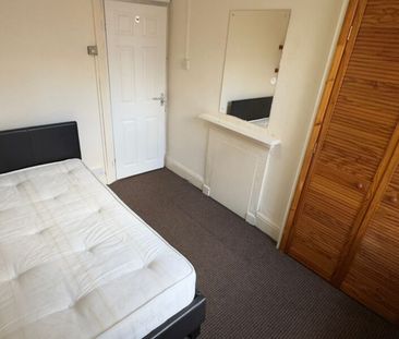 Room 3, Lucas Street, Woodhouse, Leeds, LS6 2JD - Photo 4