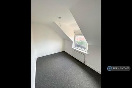 4 bedroom end of terrace house to rent - Photo 2