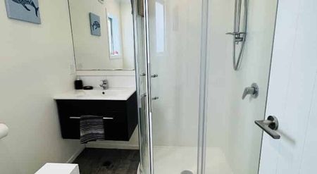 Modern & sunny 3 bedroom home in prime location - Photo 5