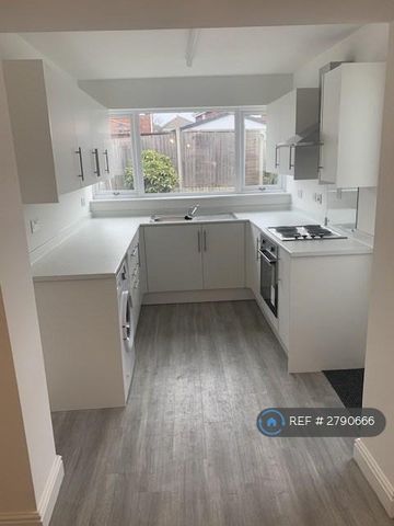 3 bedroom semi-detached house to rent - Photo 4