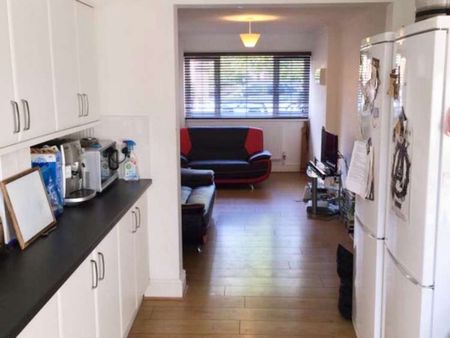 Tyrrell Square Room 6 - Photo 4