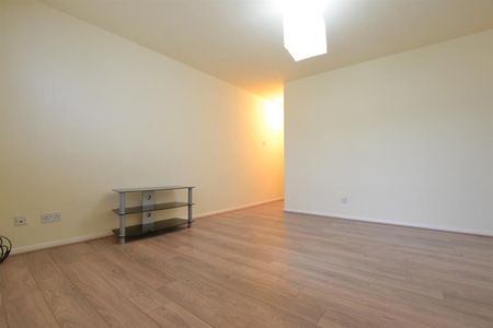 1 bedroom Flat To Let - Photo 3