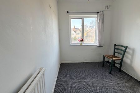 32 King Georges Drive, Woodham - 3 bedrooms Property for lettings - Seymours - Photo 2