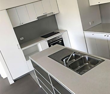 Modern Inner-City Apartment - Walk to Everything! - Photo 2