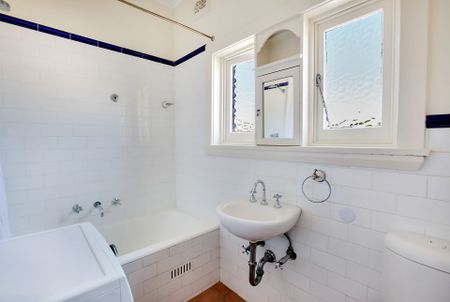 Modern and Beautifully Presented One Bedroom Apartment + Study - Photo 2
