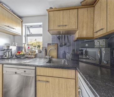 St James`s Terrace, London, SW12 - Photo 3