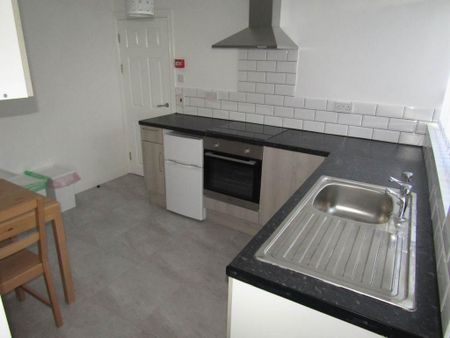 2 bedroom flat to rent - Photo 4