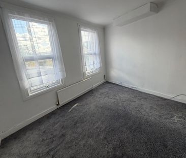 3 Bed Detached House, Queen Elizabeth Road, E17 - Photo 3