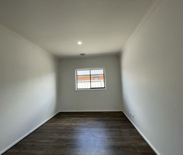 FOUR BEDROOM HOME - LOW MAINTENANCE ! - Photo 5