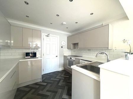 LEE CHAPEL NORTH, BASILDON - Photo 4