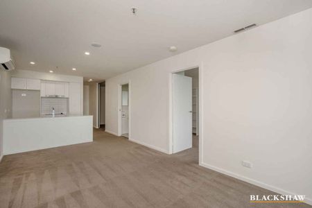 One bedroom + large study Infinity Towers apartment - Photo 2