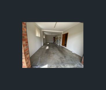 Large 5 Bedroom Home with Double Lock Up Garage - Photo 5