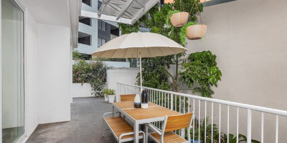 Luxury, Ground Floor 3 Bedroom Apartment with 2 car spaces! - Photo 3