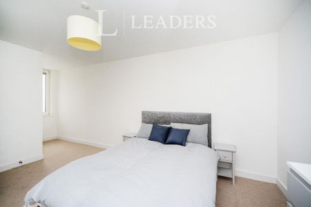 3 bedroom flat to rent - Photo 3