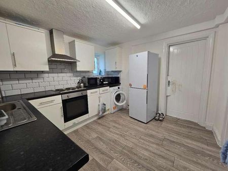 Second Avenue, Canvey Island, Essex, SS8 - Photo 2