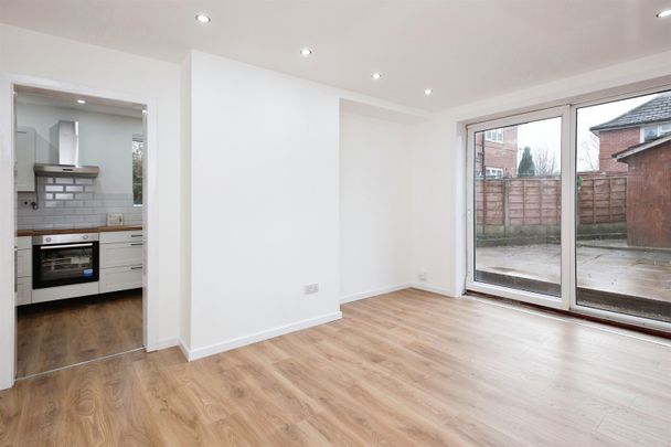 House to Rent: Glamis Avenue, M11 - Photo 1