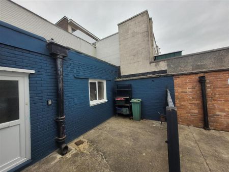 3 bedroom flat to rent - Photo 2