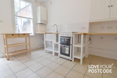 1 bedroom in a house share to rent - Photo 3