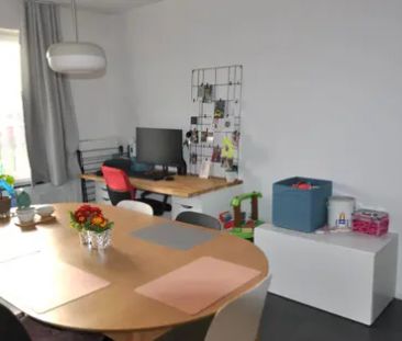 Ruim duplex appartement met terras en autostaanplaats - Photo 3