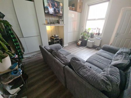 1 bedroom in a house share to rent - Photo 2