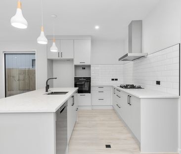 For rent is a luxurious, high-spec three-bedroom townhouse located ... - Photo 6