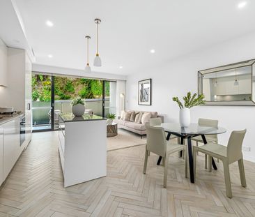 Ultra-Chic Split-Level Apartment with Contemporary Finishes - Photo 2