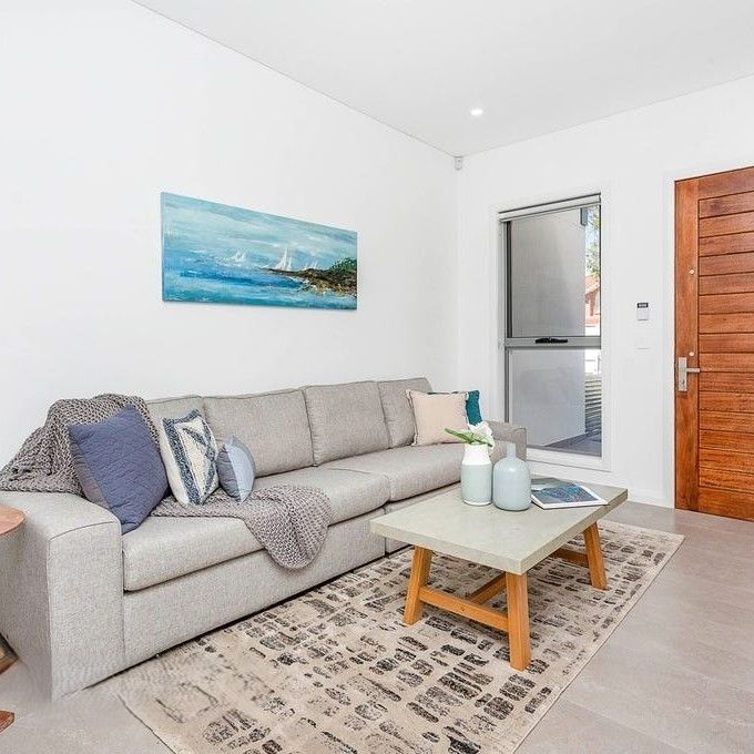 Luxuriously Designed, Stylish And Sun Kissed Executive Style Four Bedroom Family Oasis In A Blue Ribbon, Park-Side Location - Photo 1