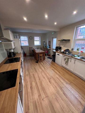 8 bedroom end of terrace house to rent - Photo 5