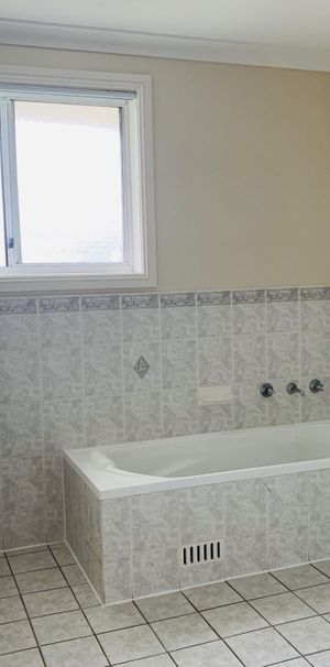 Large Three bedroom with air conditioning in selective school zone - Photo 2