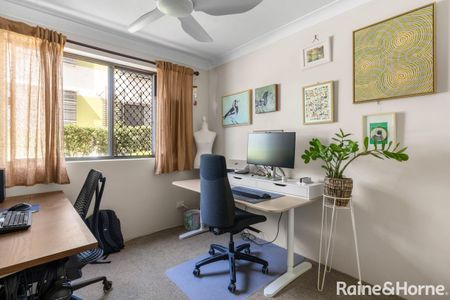 Light Filled Two Bedroom Apartment in Quiet Boutique Complex - Photo 4