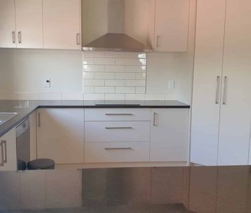 Spacious 4 bedroom house close by Rangitoto College. - Photo 4