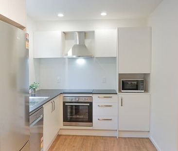 Modern Townhouse in Central City with Garage - Photo 6