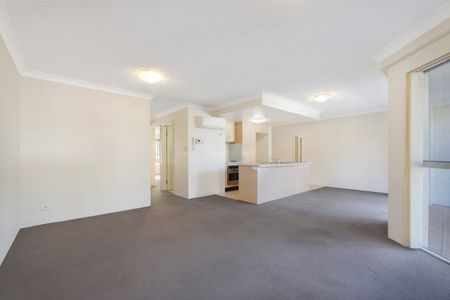 21/3 Norman Street, Southport QLD 4215 - Apartment For Rent - $680 | Domain - Photo 2