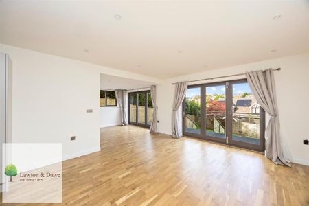 5 bedroom detached house to rent - Photo 2