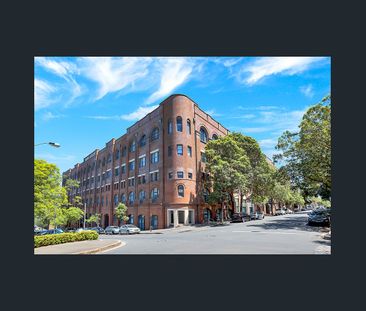 Spacious Apartment with District Views - Photo 4