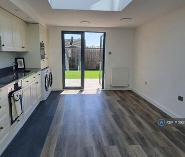 1 bedroom in a house share to rent - Photo 3