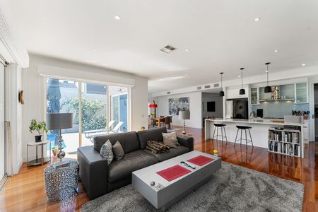 AN EXPANSE OF FAMILY LIVING & A POOL........... - Photo 3