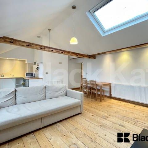 top floor conversion boasts stylish decor throughout and an abundance of light - Photo 1